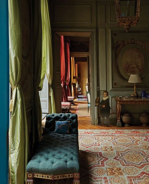 Cabana Magazine on Instagram: “In this magnificent hôtel particulier on Paris' Rive Gauche, the outstanding personality of the lady of the house guided the house's decor,…” Chateaux Interiors, Cabana Magazine, Ivy House, French Interior, Rive Gauche, Traditional Interior, French Decor, Apartment Inspiration, House Architecture Design