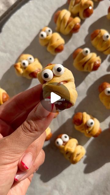 Tiffiny on Instagram: "Mini Mummy Dogs 🌭👻

Making spooky eats can be delicious too! 
Let 👏🏽 me 👏🏽 show 👏🏽 you! All you need is 3 ingredients:

1) mini hot dogs 
2) puff pastry 
3) candied eyeballs 

What to do 👇🏽

+ pre heat your oven to 350 C
+ slice up your puff pastry into strips 
+ wrap your mini dogs 
+ place on parchment and bake for 15 mins 
+ place on your eyeballs 

ENJOY! 
#mummydog #mummydogs #halloweenrecipes #halloweenrecipe #halloweeneats #halloweenfood #halloweenfoodideas #halloweenfoods" Mini Hot Dogs, Mummy Dogs, Candy Eyeballs, Mini Dogs, Kids Food, Halloween Recipes, Puff Pastry, 3 Ingredients, Kids Meals