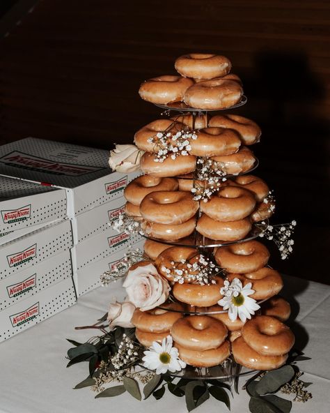 A Krispy Kreme donut tower with added wedding florals. Wedding Krispy Kreme, Krispy Kreme Donut Tower, Fun Wedding Dessert Ideas, Wedding Dessert Recipes, Donuts For Wedding, Krispy Kreme Wedding Cake, Krispy Kreme Donut Cake, Krispy Kreme Wedding, Krispy Kreme Cake