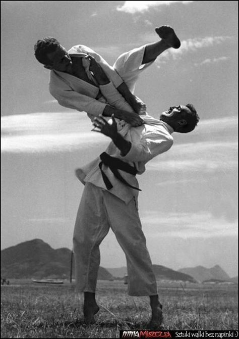 Flying armbar by Carlos Gracie Sr., and Helio Gracie Jiu Jutsu, Clearing Energy, Bjj Jiu Jitsu, Energy Blocks, Ju Jitsu, Hapkido, Martial Artist, Aikido, Brazilian Jiu Jitsu