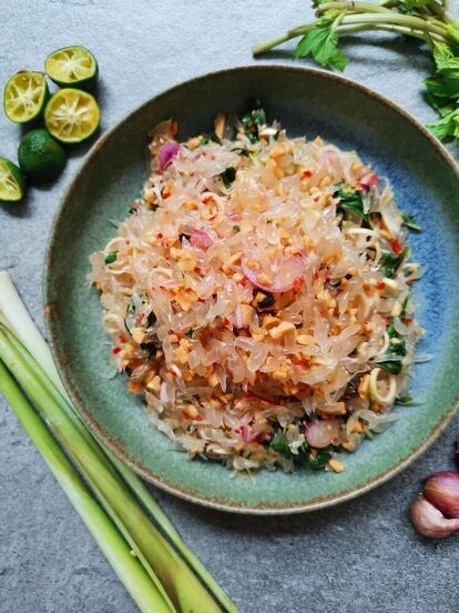 Here is a dish with a modest name that has been part of Thai culture for hundreds of years. Tossed with a dressing made of lime juice, fish sauce, crushed chilies and a touch of sugar, this light and refreshing salad recipe will tantalise your taste buds.Refreshingly tangy and light, this Thai pomelo salad can easily be made at home. The trickiest part of this salad is probably the peeling of the pomelo, so be patient with it. Once you’re done removing the skin, the salad is very quick… Pomelo Salad, Spicy Dressing, Thai Salads, Mozzarella Salad, Creamy Coleslaw, Dried Shrimp, Palm Sugar, Thai Culture, Refreshing Salad