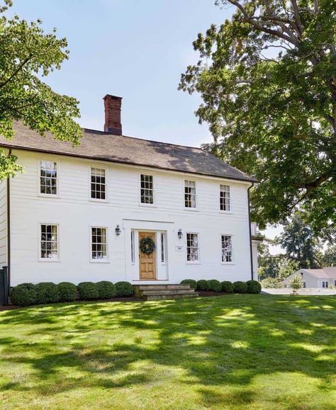 A historic 18th century home gets a charming makeover in New England New England Colonial House Exterior, 18th Century Home, Colonial Remodel, New England Style Homes, New England Colonial, Colonial House Exteriors, Historic New England, Colonial Exterior, Colonial Home