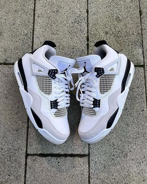 Jordan Retro 4 Mujer, Cool Jordans, Iconic Sneakers, Pretty Sneakers, Nike Fashion Shoes, Preppy Shoes, Pretty Shoes Sneakers, Jordan 4s, Jordan Shoes Retro