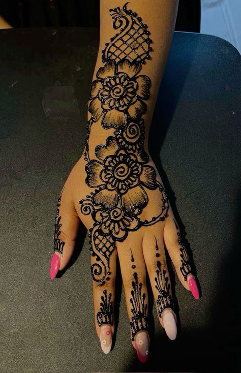 S Henna Design, Hena Design Hand, Small Henna Design, Arab Henna Designs, Mehndi Design Rose, Finger Mehendi Design, Cute Henna Design, Hannah Designs, Haldi Decor Ideas