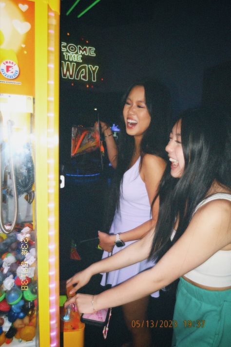 90s Arcade Aesthetic, Arcade Birthday, Vintage Arcade Aesthetic, Arcade Friends Aesthetic, Retro Arcade Aesthetic, Retro Arcade Photoshoot, Arcade Photography, Photoshoot Arcade, Arcade Aesthetic Friends