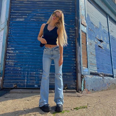 Joanna Kuchta, Ripped Flare Jeans, Ripped Jeans Outfit, Lit Outfits, Earthy Outfits, Fashion Nova Jeans, Navy Fashion, Gymnastics Leotards, Outfits Aesthetic