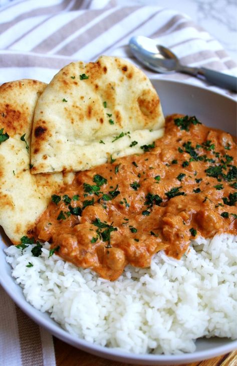 Chickpea curry with rice and naan. Bedroom Date Night Ideas, Coconut Chickpea Curry, Coconut Chickpea, Curry With Coconut Milk, Bowls Recipes, Chickpea Coconut Curry, Scrumptious Food, Rice Bowls Recipes, Curry Rice