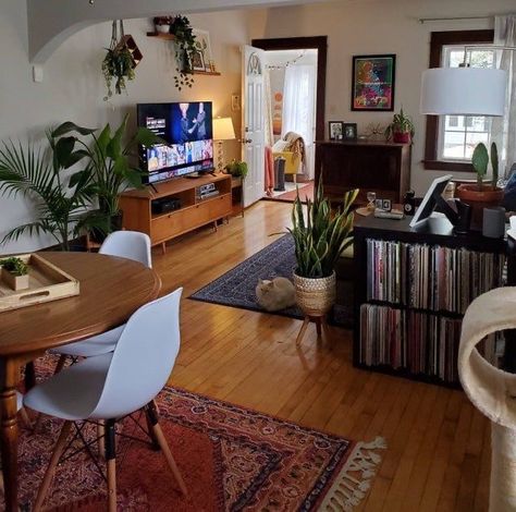 Terracotta Shag Rug Living Room, Plant Living Room Aesthetic Modern, Apartment Aesthetic Retro, Mid Century Modern Living Room Dining Room Combo, Artist Living Room Aesthetic, 70s Living Room Modern, Chest Coffee Table Living Room, Cool Kitchen Table Ideas, Persian Rugs In Living Room Modern