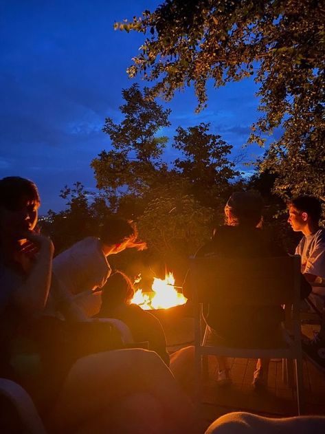 Ideas For Traveling, Traveling With Friends, Friend Travel, Backyard Bonfire, Trip With Friends, Cabin Trip, Camping Friends, Cabin Aesthetic, Summer Cabin