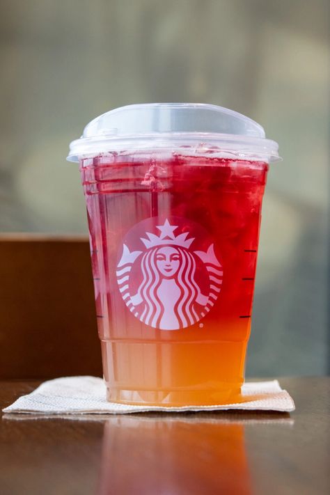 Starbucks Sunset Drink: How to Order the Iced Tea Lemonade Version - Sweet Steep Starbucks Drinks Lemonade, Starbucks Sunset Drink, Passion Tea Starbucks, Starbucks Lemonade Drinks, Sunset Drink Recipe, Starbucks Iced Tea, Sunset Lemonade, Copycat Drinks, Peach Green Tea Lemonade