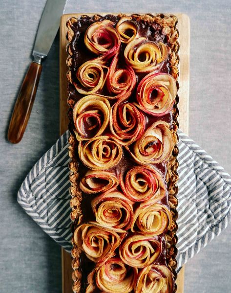 Best chocolate apple tart. Vegan, gluten free, quick and savory autumn/winter chocolate recipe decorated with pretty apple roses. Get the recipe. Rose Tart, Winter Chocolate, Apple Rose Tart, Tart Vegan, Chocolate Apple, Apple Rose, Chocolate Apples, Vegan Apple, Apple Roses