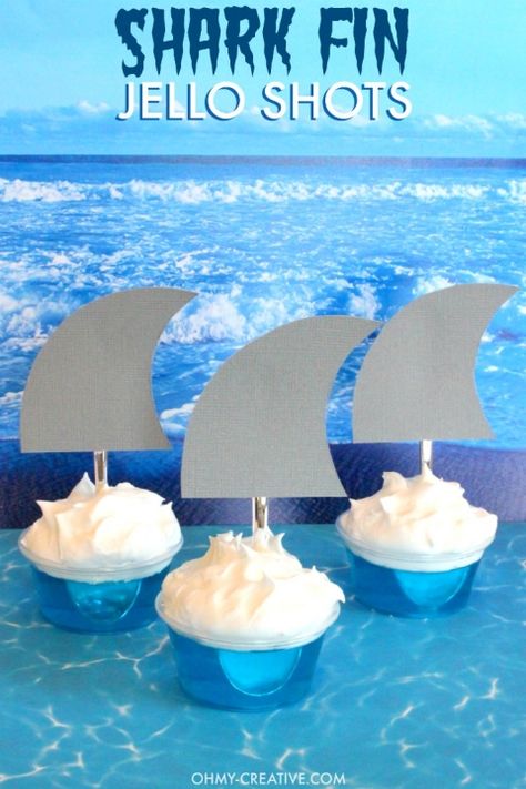 These SHARK FIN JELLO SHOTS are perfect for Shark Week, Jimmy Buffett fins shots, shark party dessert drinks and pool parties! Super easy to make and a creative party jello shot for summer! Fun Jello Shots | OHMY-CREATIVE.COM Fun Jello Shots, Summer Jello Shots, Jimmy Buffett Tailgate, Jimmy Buffet Party, Jimmy Buffett Party, Margaritaville Party, Jello Cups, Shark Themed Party, Best Summer Cocktails