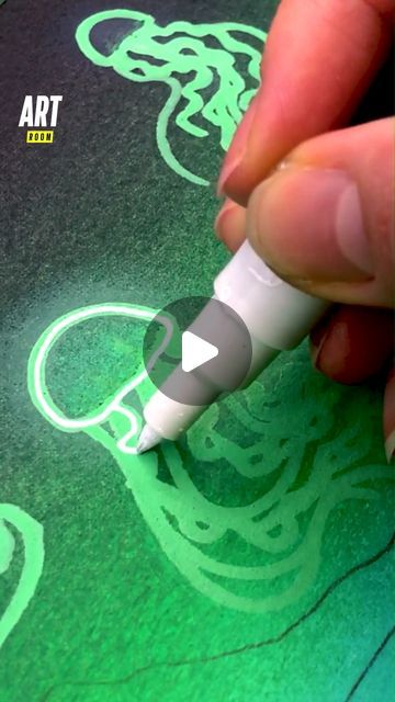 Glowing Orb Drawing, Diy Neon Painting, How To Draw Neon Effect, Neon Drawings Easy, Neon Drawing Ideas, Glow Effect Drawing, Trippy Background Drawing, Paint Pen Ideas, Neon Drawings