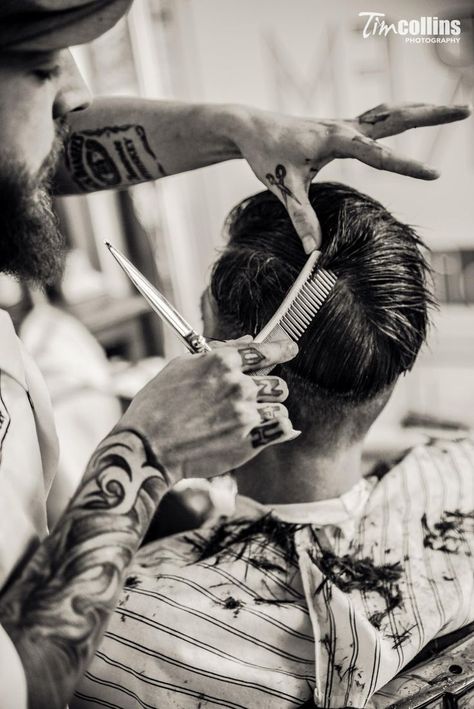 Barber Shop Pictures, Mens Hair Salon, Hair Salon Names, Barber Shop Interior, Barber Haircuts, Beard Barber, Barber Man, Barber Apron, Mother Of The Groom Gift