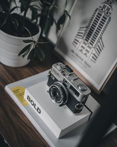 Photographer Inspiration, Youtube Studio, Photography Gear, Ideas Photography, Camera Gear, Shelf Styling, Canon Photography, Best Camera, Styling Tips