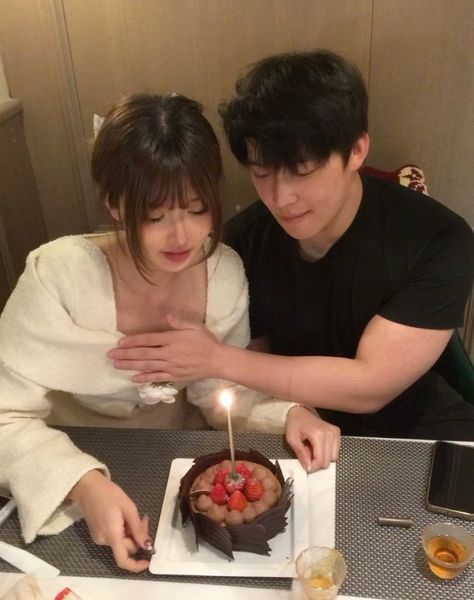 Gift Basket Ideas For Couples, رعب نفسي, 사진 촬영 포즈, Couples Vibe, My Kind Of Love, Ulzzang Couple, Ideas For Couples, Korean Couple, Gift Basket Ideas