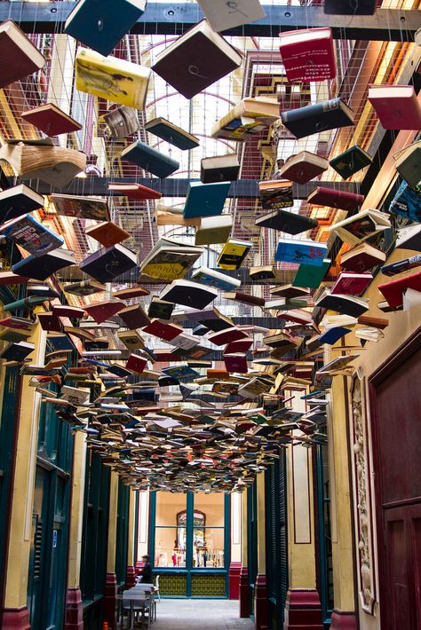 Hanging Books, Book Installation, Bookstore Design, Library Cafe, Bookstore Cafe, Book Cafe, Deco Originale, Book Shop, Library Displays