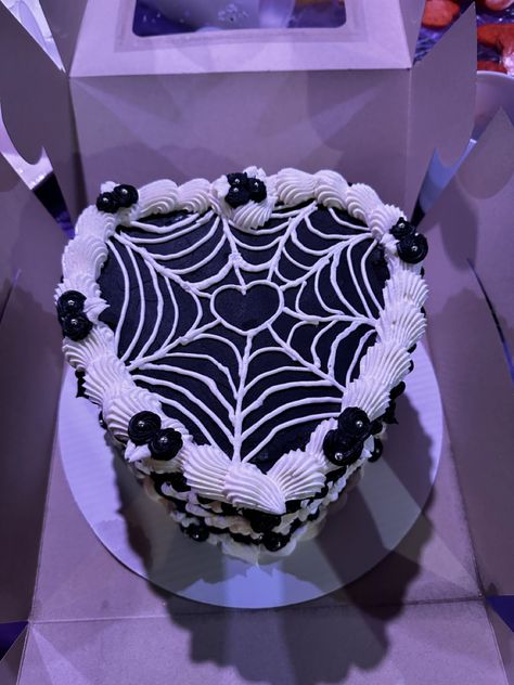 5 In Cake Ideas, Heart Shaped Halloween Cake, Halloween Birthday Cakes For Women, Halloween Heart Cake, Goth Cake Birthday, Horror Cake Ideas, Vintage Halloween Cake, Y2k Cakes, Spooky Cake Ideas