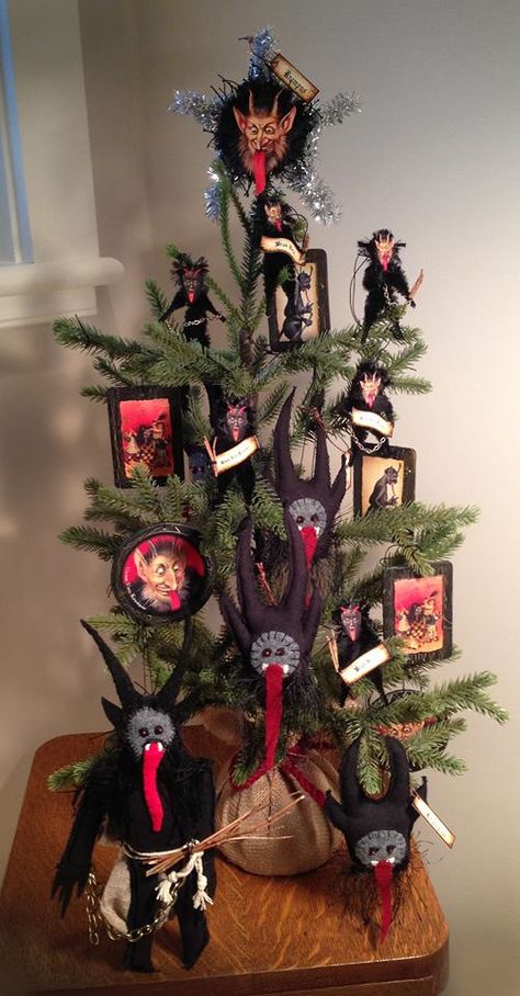 Next year...in good time for St Nikolaus Tag....the Krampus tree!!!! Diy Krampus Decorations, Krampus Christmas Tree, Krampus Decorations Diy, Krampus Christmas Decor, Krumpas Christmas, Felt Krampus, Krampus Crafts, Krampus Ornaments, Krampus Decorations