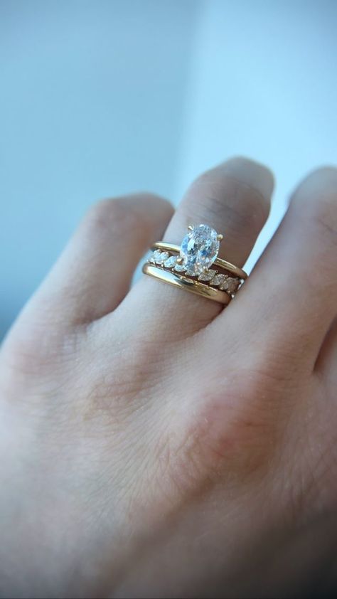 Nara Smith Engagement Ring, Nara Smith Ring Stack, Mixed Metal Wedding Set, Victoria Beckham Engagement Ring, Jewellery Layering, Mixed Metals Wedding, Nara Smith, Vintage Oval Engagement Rings, Wedding Stack