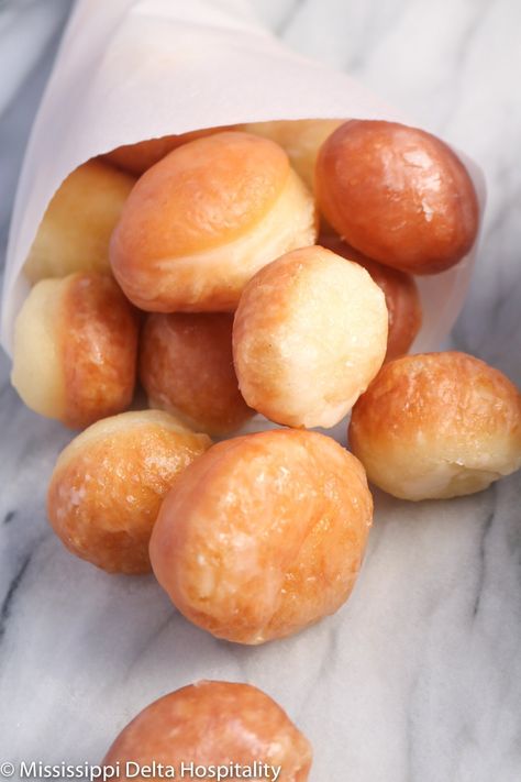 Mini Donut Holes Recipe, Glazed Donut Muffin Recipe, Homemade Donut Holes Recipe Easy, Easy Homemade Donut Holes, Mini Glazed Donut Recipe, Easy Doughnut Holes, Baked Donut Holes Recipes Easy, Mini Doughnuts Recipe, How To Make Donut Holes