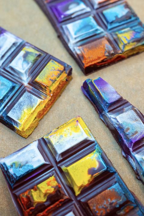 Colors make my life more vibrant and beautiful. That’s why I love to use colors for my chocolate bars. Here‘s a little inspiration how you can color up your chocolate at home 💛 How To Color Chocolate, Artisan Chocolate Bars, Filled Chocolate Bars, Coloured Chocolate, Diy Chocolate Bars, Colored Chocolate, Chocolate At Home, Custom Chocolate Bars, Wonka Party