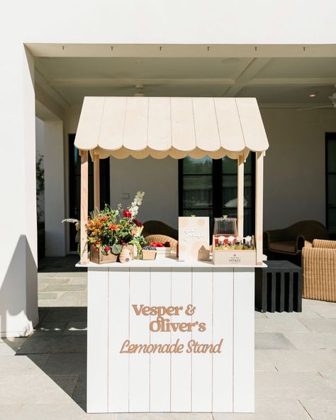 🍋 🍓When life gives you lemons, we turn them into an adorable custom lemonade stand! 🐝 🍯Honeybear jars, bumblebee stick stirs, and fresh fruit garnishes – it’s a sip of pure delight! ✨Now available for customization for your next celebration click the link in our bio for more information Lemonade Bar Wedding, Aesthetic Lemonade Stand, Cute Lemonade Stand Ideas, Dessert Booth, Party Food Carts, Lemonade Stand Ideas, Food Stand Design, Kids Lemonade Stands, Lemonade Stand Party