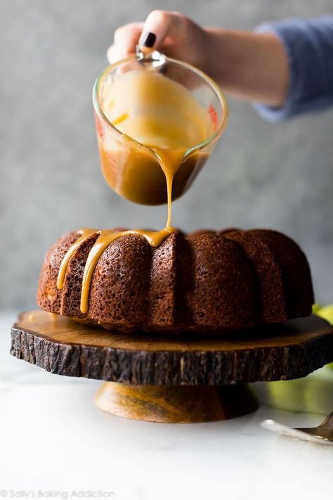 This deliciously moist and spiced apple bundt cake is smothered in a buttery brown sugar glaze! Recipe on sallysbakingaddiction.com Sugar Glaze Recipe, Apple Bundt Cake, Apple Glaze, Brown Sugar Glaze, Torte Cupcake, Sugar Glaze, Gateaux Cake, Bundt Cakes Recipes, Glaze Recipe