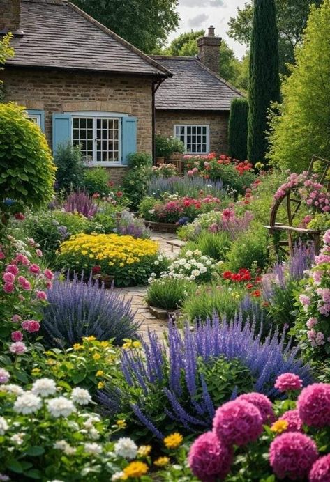 Wild Garden Ideas Landscaping, Beautiful Garden Beds, Beautiful Landscape Design, Backyard Floral Landscaping, Pictures Of Gardens, Lush Garden Ideas, Outdoor Flower Bed Ideas, Front House Garden Ideas, Flowers In Backyard