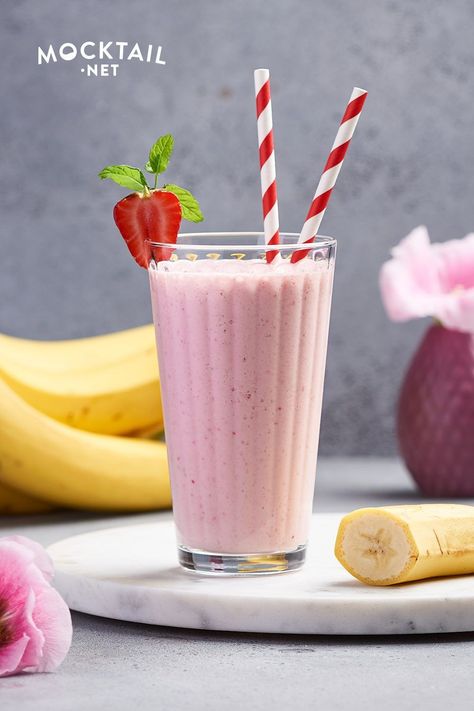 How to make the best strawberry banana smoothie - with or without yogurt? Our simple and quick strawberry banana smoothie is the perfect healthy breakfast idea or refreshing snack to get you through the day and is ready in just 5 minutes. Our strawberry banana smoothie recipe has lots of strawberries, bananas, yogurt and milk. All of these things are considered healthy. #strawberrybanana #smoothies #strawberry #banana #smoothierecipes via @mocktail_net Best Strawberry Banana Smoothie, Easy Strawberry Banana Smoothie, Banana Strawberry Smoothie, Strawberry Banana Smoothie Recipe, Jamba Juice Smoothies, Strawberry Banana Milkshake, Smoothie Without Yogurt, Smoothie Easy, Banana Smoothie Healthy