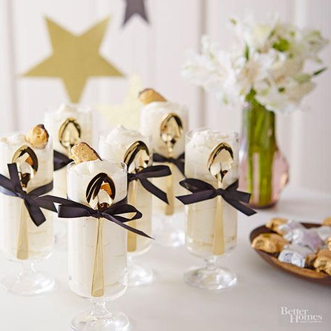 Champagne flutes make great glasses for sweet treats. These dressed up desserts—complete with a gold spoon and tied with a black bow—make it easy to grab and enjoy between commercials. Oscar Night Party, Star Desserts, Oscars Theme Party, Oscars Party Ideas, Academy Awards Party, Free Bingo Cards, Trendy Party Decor, Oscar Viewing Party, Red Carpet Party