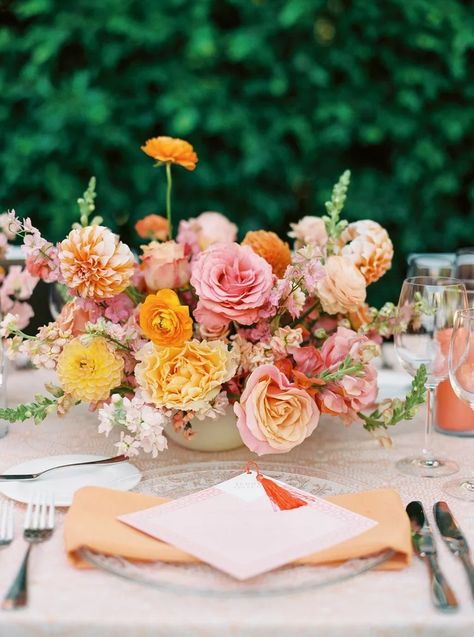 30 Ways to Use Verona Sunset in Your Wedding Décor Sunset Colors Wedding, Sunset Orange Wedding, Weddings Mexico, English Garden Style, Italian City, Colors Wedding, England London, Events Photography, Sunset Orange