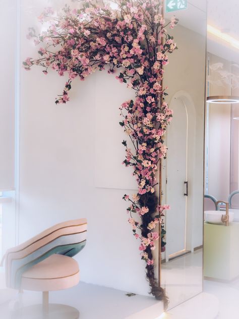 Artificial flower Beauty Salon Flower Decor, Flower Wall Arrangements Diy, Artificial Flowers Wall Decor, Faux Flower Wall Art, Artificial Flower Wall Bedroom, Faux Flower Wall Decor, Hair Salon Backdrop Ideas, Indoor Flower Wall, Flower Wall Living Room