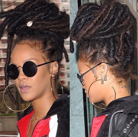 #rihanna  You would never guess that this faux locs protective style was done using yarn wraps. The result speaks for itself. This is an amazing hairstyle tutorial. Rihanna Faux Locs, Rihanna Dreads, Rihanna Dreadlocks, Faux Locs Tutorial, Locs Tutorial, Faux Locs Styles, Faux Dreads, Hairstyle Videos, Faux Locs Hairstyles