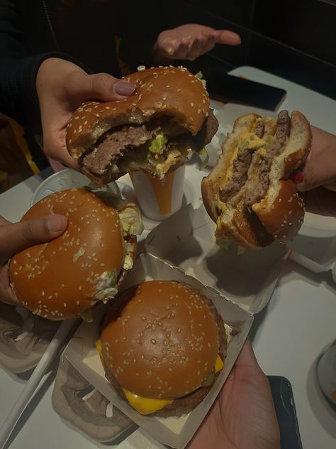 Essen, Fast Food Aesthics, Burger Night Aesthetic, Burger Restaurant Aesthetic, Burger Asthetic Picture, In And Out Burger Aesthetic, Food Night Aesthetic, Aesthetic Takeout, Burgers Aesthetic