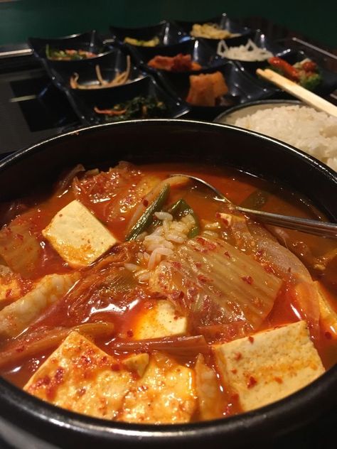 Korean Eating Food, Delicious Korean Food, Asian Food Aethstetic, Home Made Kimchi, Kimchi Aesthetic, Kimchi Jigae Recipe, Korean Food Aethstetic, Korean Food Cooking, Cooking Korean Food