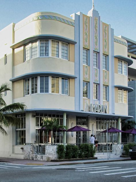 Miami Art Deco Apartment, Miami Buildings, Miami Buildings Architecture, Art Deco Architecture Miami, Miami Architecture, Beach Art Deco, Art Deco Exterior, Art Deco Houses, Art Deco Homes