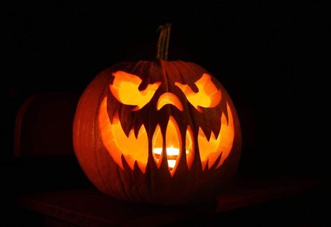 scary jack-o-lantern face carving - scary mouth Pumpkin Face Carving, Scary Jack O Lantern, Scary Pumpkin Faces, Scary Halloween Pumpkins, Pumkin Carving, Halloween Pumpkin Carving Stencils, Halloween Decor Diy, Creative Pumpkin Carving, Scary Pumpkin Carving