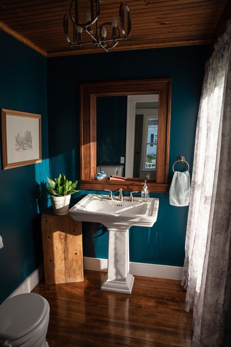 Summer Bathroom Decor, Ideas For A Bedroom, Bedroom En Suite, Peacock Bathroom, Blue Powder Room, Themed Bathroom Decor, Peacock Blue Bedroom, Summer Bathroom, Environment Architecture