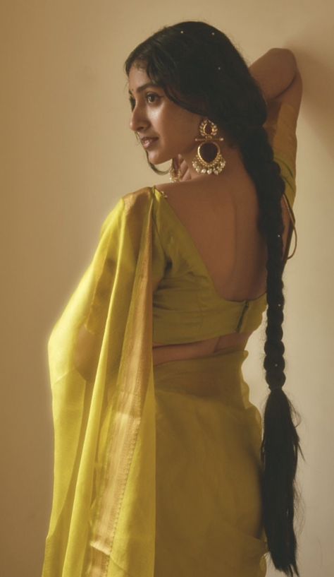 Women In Saree Aesthetic, Saree Back Pose Ideas, Saree Aesthetics, Saree Hairstyles, Saree Poses, Desi Fashion Casual, Simple Sarees, Indian Photoshoot, Indian Dresses Traditional