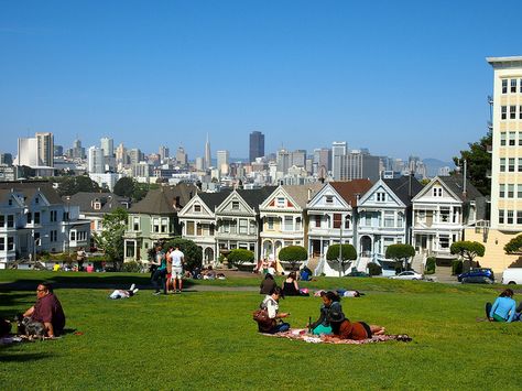 Picnic in front of the full house house San Francisco Full House House, City Lights Bookstore, Alamo Square, Best Beaches To Visit, Fishermans Wharf, Living In San Francisco, Washington Square Park, San Francisco City, San Fran