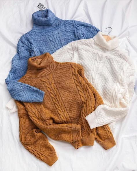 Creative Flatlay Clothes Photography, Clothes Flatlay Ideas, Clothing Flatlays, Flatlay Photography Clothing, Sweater Photography, Clothes Flatlay, Flat Lay Fashion, Flat Lay Photography Fashion, Flatlay Fashion