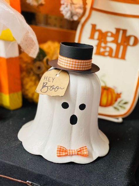 Light Diy Ideas, Mop Ghost, Ghost Vase, Ghost Table, Ceiling Fan Globes, Light Globes, Ghost Theme, Diy Ghost, Fall Crafting