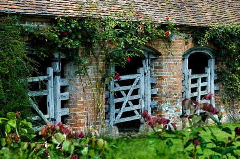 Old English garden stable gates, something about this I just love! Small English Garden, Old English Garden, English Cottage Garden, Dream Barn, Barn Design, Wall Garden, Horse Stables, Horse Barns, Horse Barn