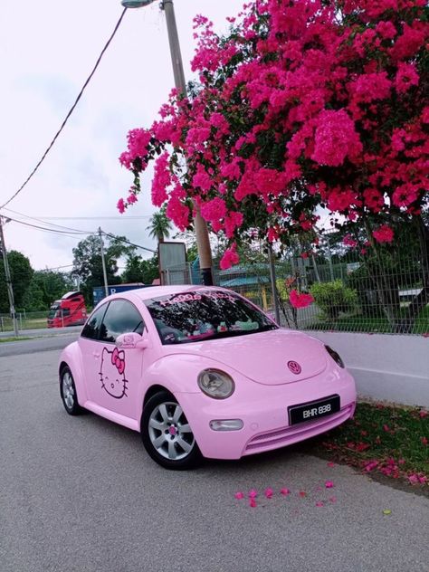 Volkswagen Beetle Decor, Pink Vw Beetle, Pink Volkswagen Beetle, Pink Beetle, Pink Car Accessories, Volkswagen Beetle Convertible, Hello Kitty Car, Bug Car, Volkswagen New Beetle