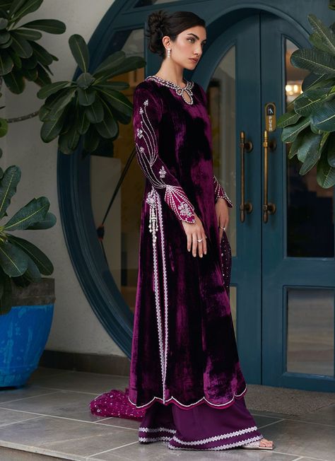 Dress Ideas For Wedding, Velvet Dress Ideas, Velvet Pakistani Dress, Dress Design Pakistani, Velvet Suit Design, Farah Talib Aziz, Pakistani Formal Dresses, Winter Suits, Velvet Dress Designs