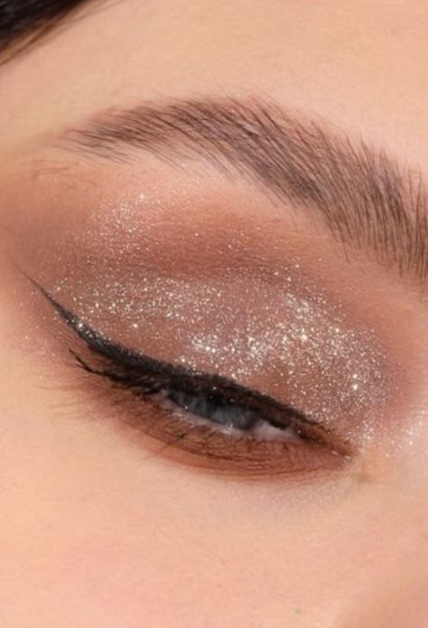 Silver Shimmer Eyeshadow, Silver Bridal Makeup, Glittery Eye Shadow, Prom Makeup Silver, Recital Makeup, Simple Prom Makeup, Nude Eye Makeup, Champagne Eyeshadow, Eyeshadow For Green Eyes