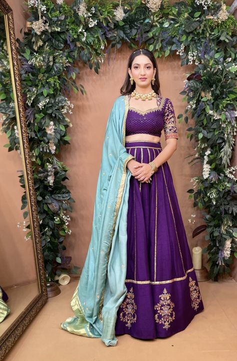 Chaniyacholi Colour Combination, Lengha Colour Combination, Purple Dupatta Combination, Purple Lehnga Design, Chaniya Choli Colour Combination, Wine Colour Lehenga Color Combos, Purple Lehenga Color Combos, Purple Chaniya Choli, Gujarati Saree