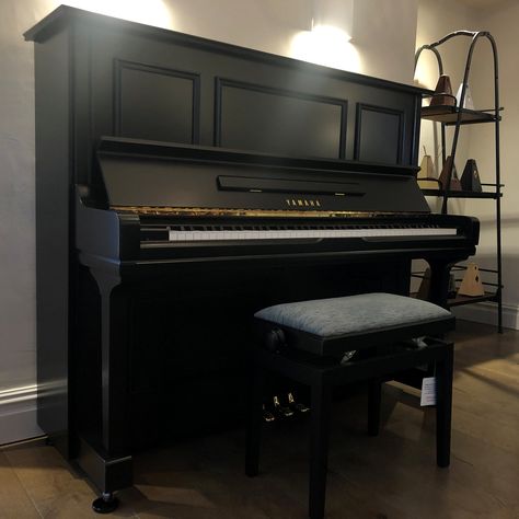 Yamaha Piano Aesthetic, Upright Grand Piano, Piano Upright, Yamaha Piano, Piano Shop, Painted Pianos, Music Studio Room, Piano Bar, Black Piano