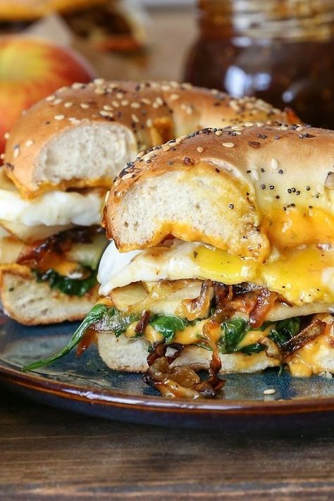 Caramelized Onion Grilled Cheese, Bagel Sandwiches, Onion Grilled Cheese, Apple Cheddar, Menu Sarapan Sehat, Bagel Sandwich, Vegetarian Breakfast Recipes, Caramelized Onion, Think Food